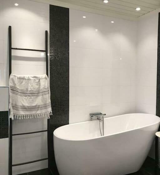 Stort Hus I Porsgrunn Sentrum Med Gangavstand Til Alt & Gratis Parkering Til Flere Biler