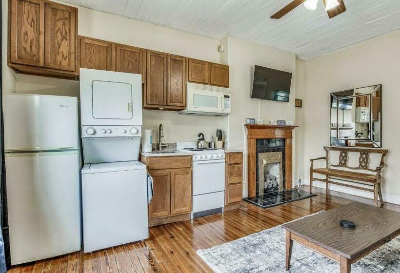 Sweet On Strong Street   Unit B