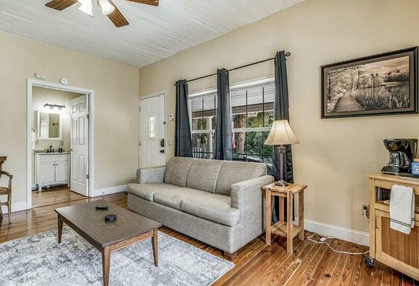 Sweet On Strong Street   Unit B