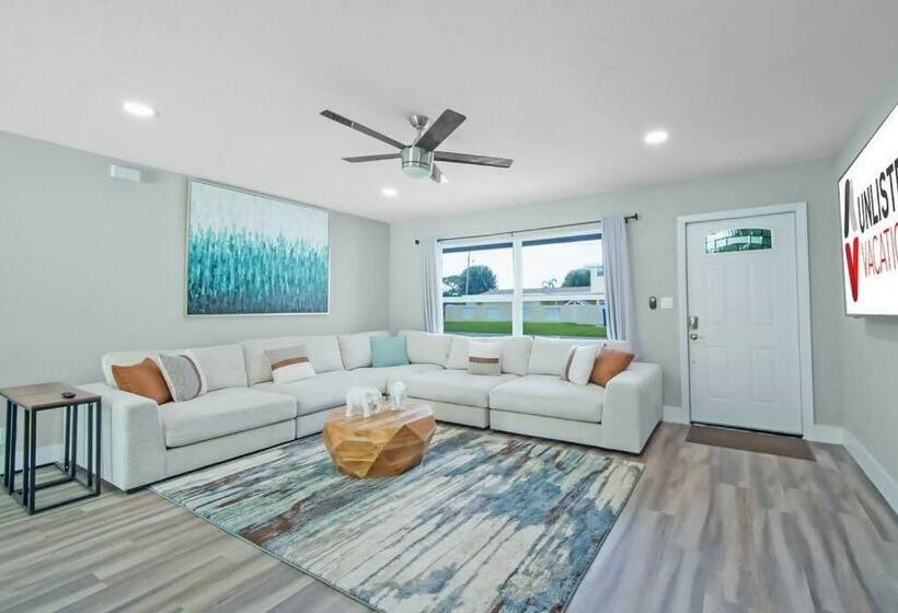 West Palm Beach Pool Home With Game Room