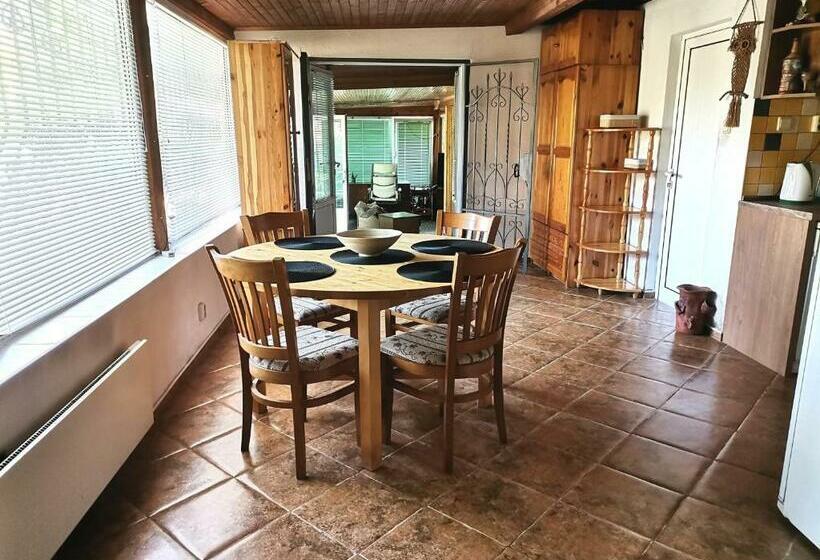 самостоятелна къща за гости на 10 минути от плажа