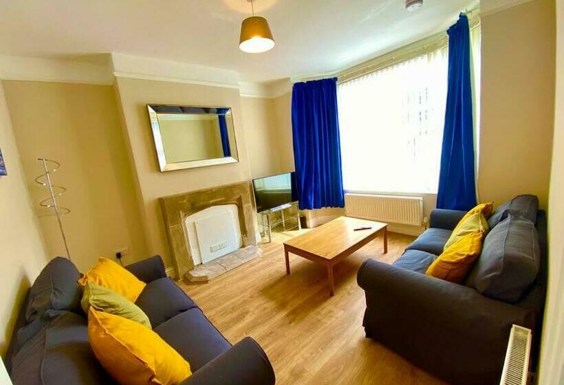 A Perfect House For Longer Stays Central Location 3 Shower Rooms Parking Free Wifi Trade Welcome