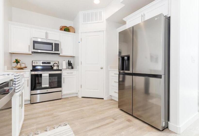 Brand New Garden City 3br 2ba Boat Parking