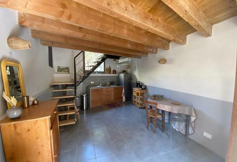 Collias, Jolie Maison De Village Typique + Parking