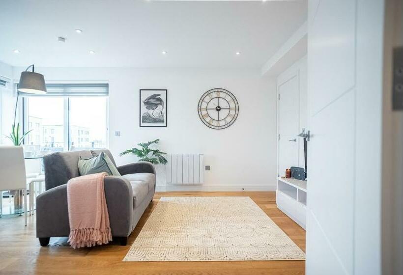 Deluxe Chic 1 2 Bed Apts Near Heathrow Legoland Windsor Slough