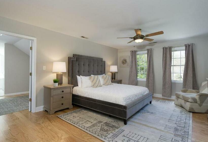 Hot Tub And Mountain Views Just 15 Min To Downtown Asheville!