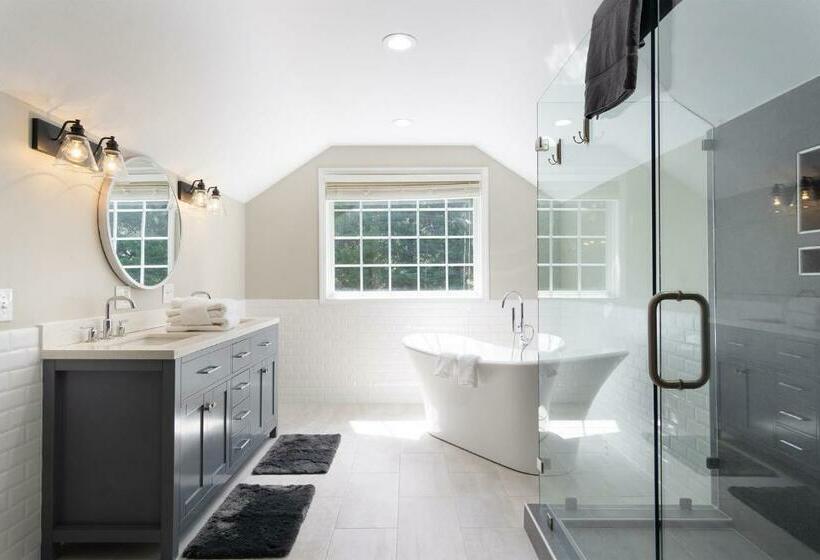 Hot Tub And Mountain Views Just 15 Min To Downtown Asheville!