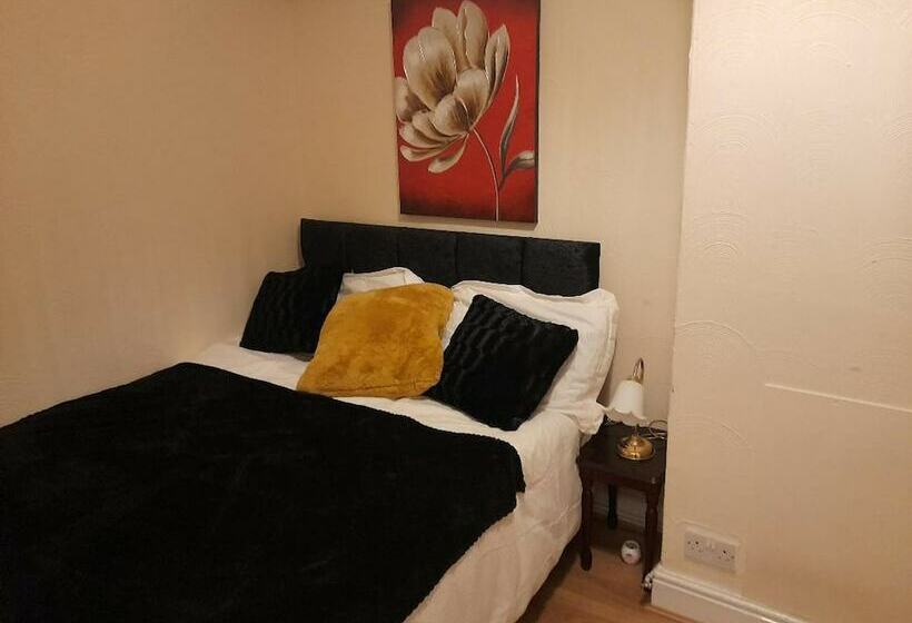 Immaculate 3 Bed House In Middlesbrough With Wifi
