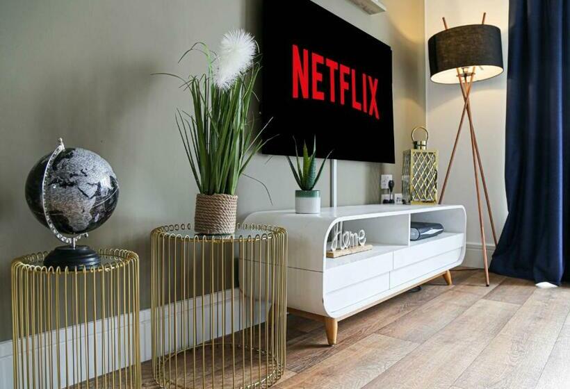 Luxury Apartment With Balcony, Fast Wifi, Smart Tvs And Free Parking By Yoko Property