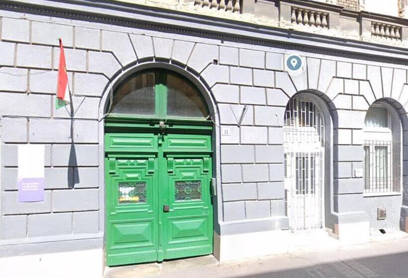 Quiet & Central Stylish Apt With Patio