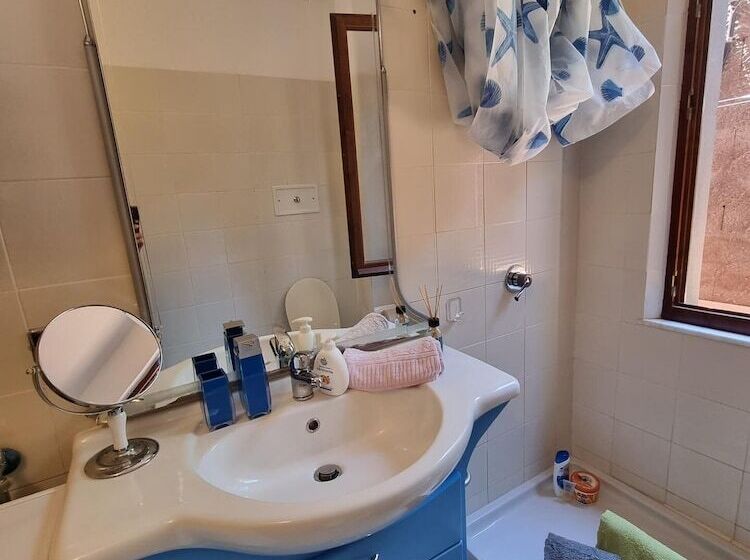 Stylish Home With Patio 4 Min Walk To The Beach