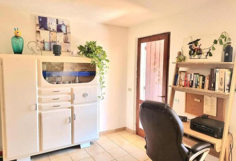 Stylish Home With Patio 4 Min Walk To The Beach