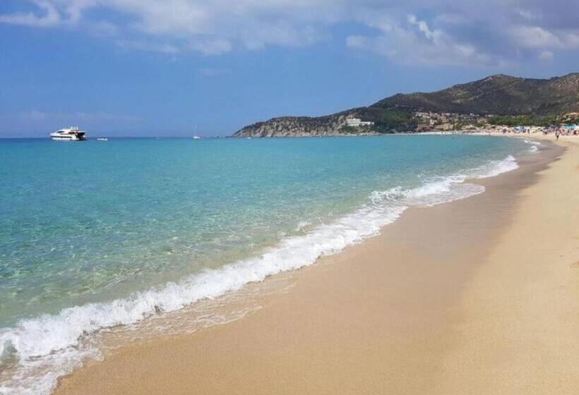 Stylish Home With Patio 4 Min Walk To The Beach