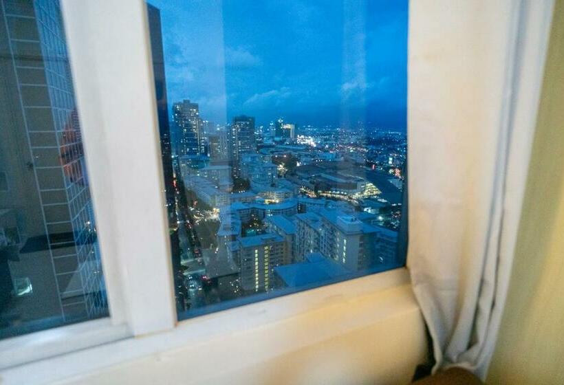 A2j Luxury 2br Bgc Suite Near Sm Aura, Market2x