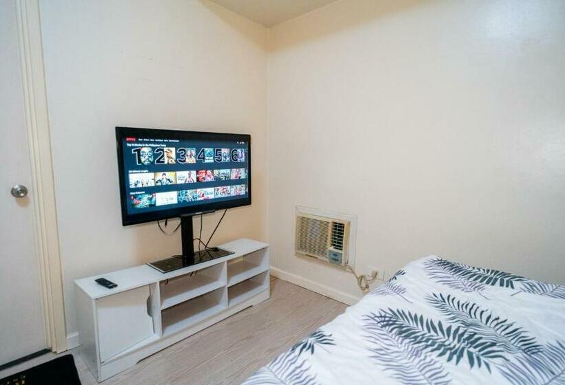 A2j Luxury 2br Bgc Suite Near Sm Aura, Market2x