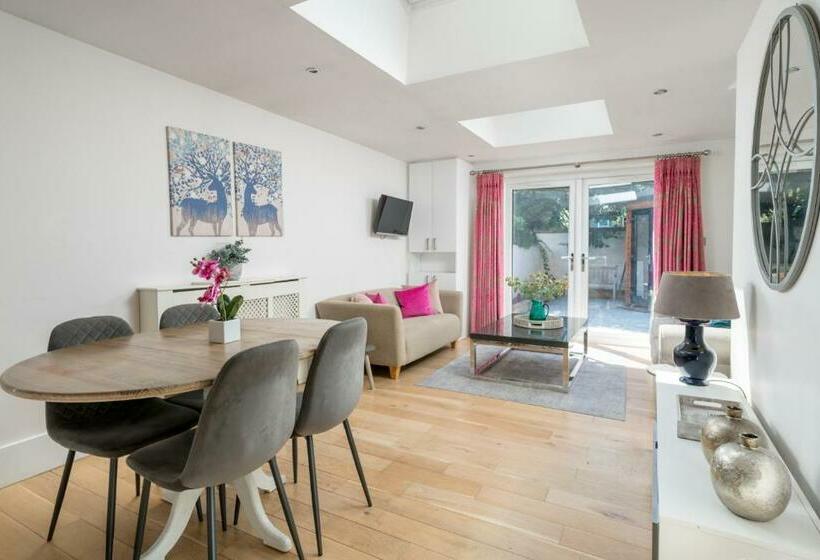 Joivy 2 Bed Flat With Garden In Battersea