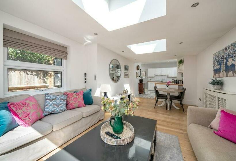 Joivy 2 Bed Flat With Garden In Battersea