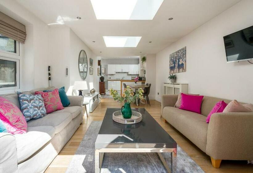 Joivy 2 Bed Flat With Garden In Battersea