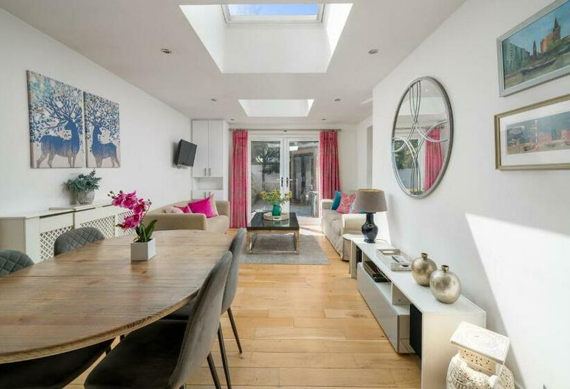 Joivy 2 Bed Flat With Garden In Battersea