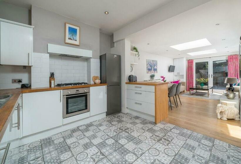 Joivy 2 Bed Flat With Garden In Battersea