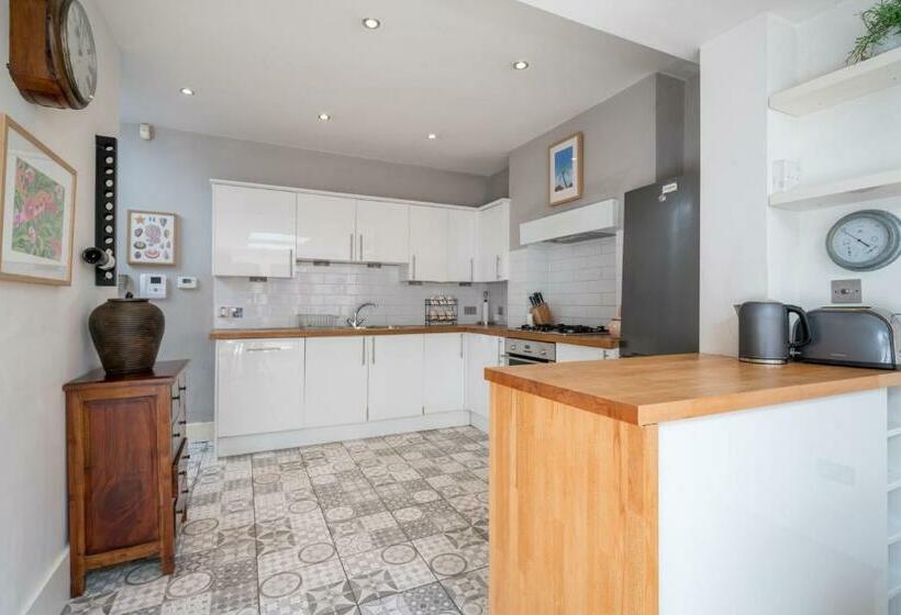 Joivy 2 Bed Flat With Garden In Battersea