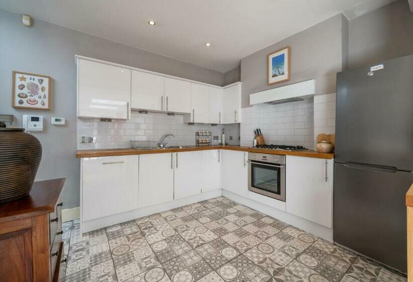 Joivy 2 Bed Flat With Garden In Battersea