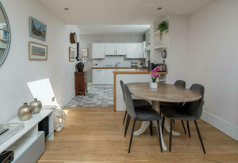 Joivy 2 Bed Flat With Garden In Battersea