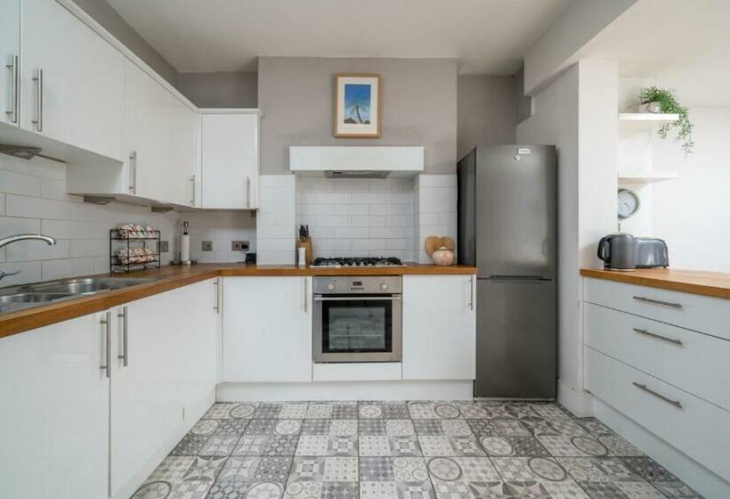 Joivy 2 Bed Flat With Garden In Battersea