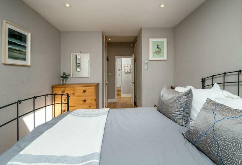 Joivy 2 Bed Flat With Garden In Battersea