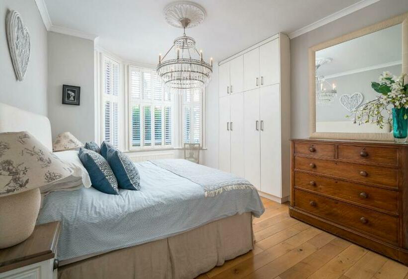 Joivy 2 Bed Flat With Garden In Battersea