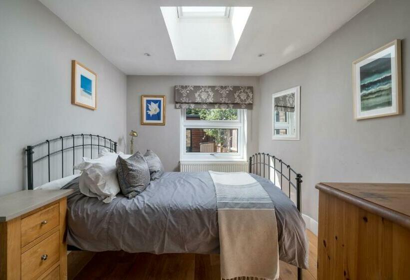 Joivy 2 Bed Flat With Garden In Battersea