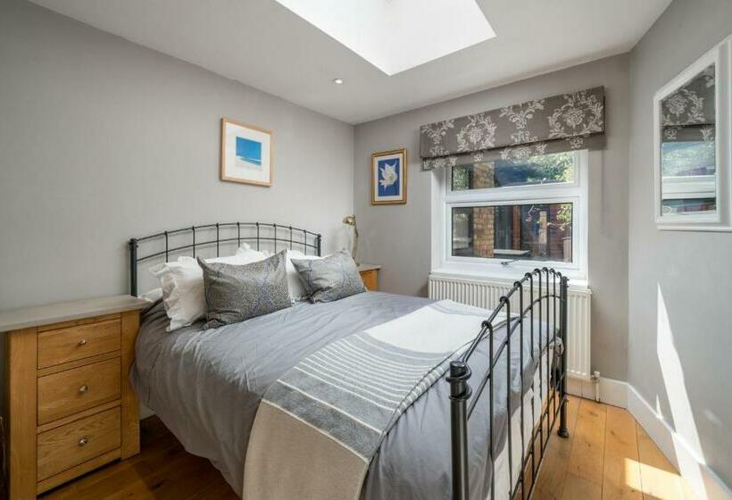 Joivy 2 Bed Flat With Garden In Battersea