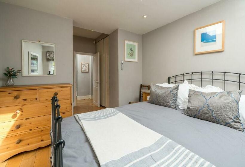 Joivy 2 Bed Flat With Garden In Battersea