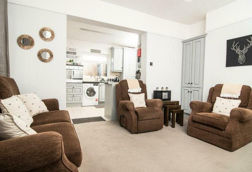 Joivy Family House With Courtyard In Hoylake