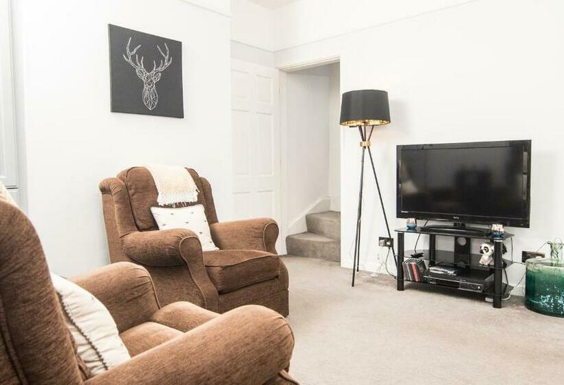 Joivy Family House With Courtyard In Hoylake