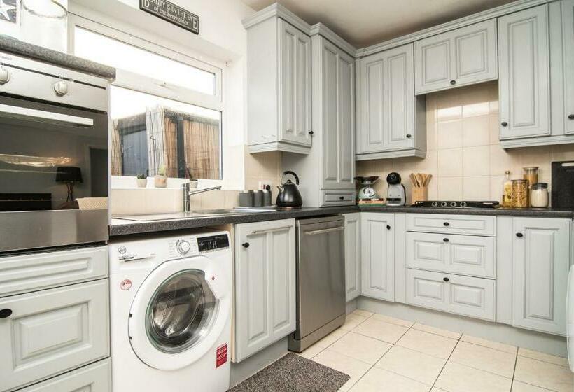 Joivy Family House With Courtyard In Hoylake