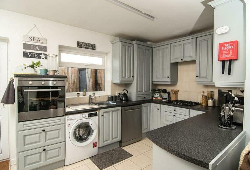 Joivy Family House With Courtyard In Hoylake