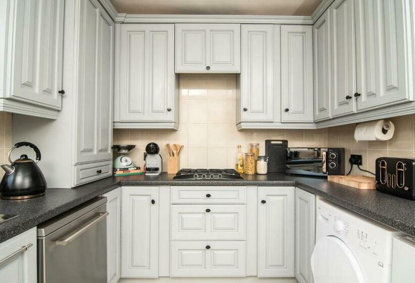 Joivy Family House With Courtyard In Hoylake