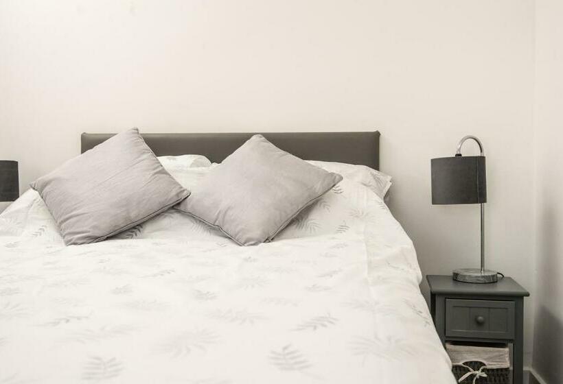 Joivy Family House With Courtyard In Hoylake