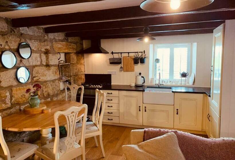 Cosy 400 Yr Old Cottage, Flowergate, Whitby