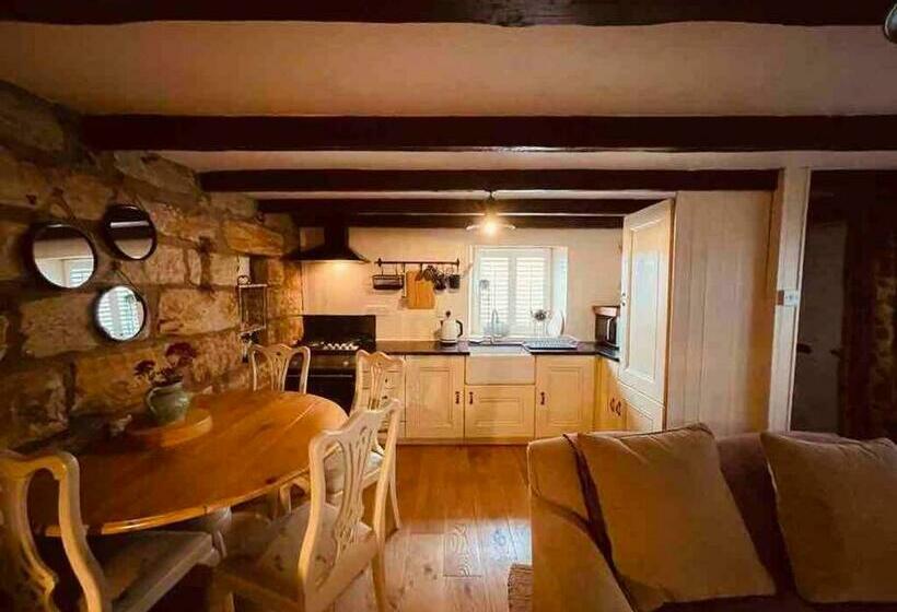 Cosy 400 Yr Old Cottage, Flowergate, Whitby