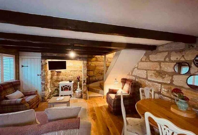 Cosy 400 Yr Old Cottage, Flowergate, Whitby