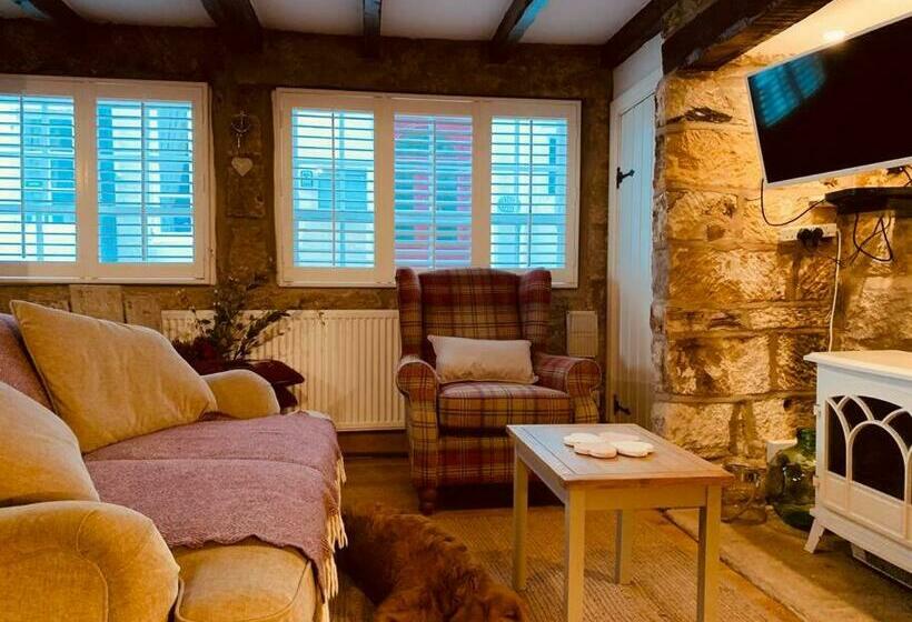 Cosy 400 Yr Old Cottage, Flowergate, Whitby