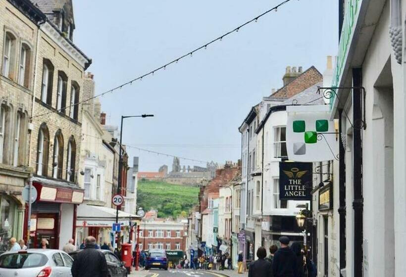 Cosy 400 Yr Old Cottage, Flowergate, Whitby