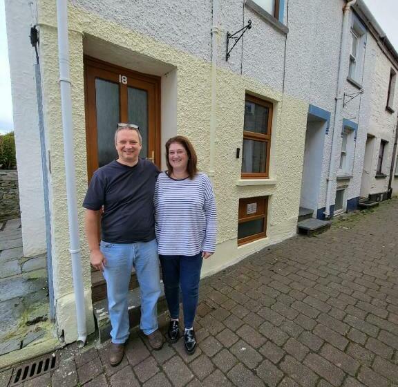 Cosy Seaside Town Cottage With Private Garden