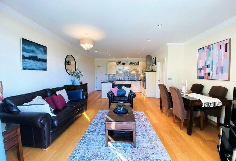 Hazelwood Hideaway: Spacious 2 Bed Apartment