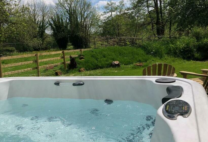 Large Luxury Shepherds Hut With Hot Tub Nr Bath