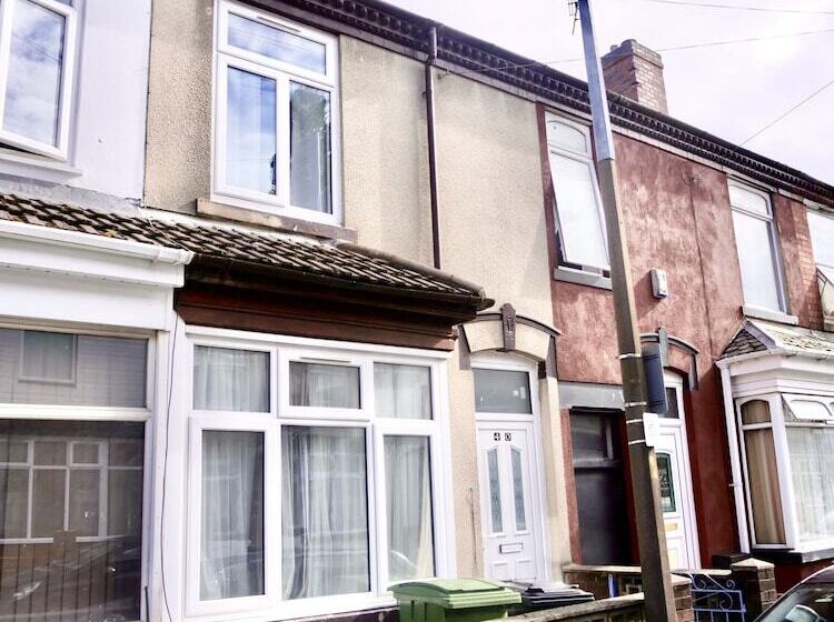 Lovely 6 Bed Property Located Within Dudley