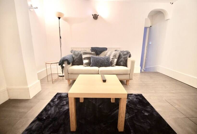 Lovely 6 Bed Property Located Within Dudley