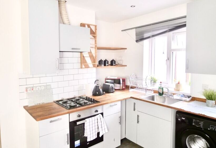 Lovely 6 Bed Property Located Within Dudley